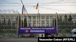 Potrivit programului, adunarea va începe la ora 11:00 cu intonarea imnurilor Republicii Moldova și Uniunii Europene și cu discursurile Maiei Sandu și al președintei Parlamentului European, Roberta Metsola.