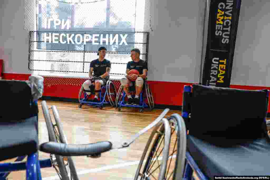 Крім баскетболу на візках та інших видів спорту, які представлені в українській збірній, Invictus Games проводять міжнародні змагання із регбі на візках та водіння позашляховика Land Rover