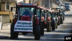 Bugarski poljoprivrednici voze traktore tokom protesta širom EU protiv uvoza ukrajinske robe u blok, što, kako kažu, uzrokuje prezasićenost lokalnih tržišta. (arhivska fotografija)