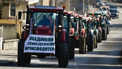Nông dân Bulgaria lái máy kéo trong các cuộc biểu tình trên toàn EU phản đối việc cho phép hàng hóa Ukraine vào khối, điều mà họ cho là gây ra tình trạng dư thừa hàng hóa trên thị trường nội địa. (ảnh minh họa) Nông dân Bulgaria lái máy kéo trong các cuộc biểu tình trên toàn EU phản đối việc cho phép hàng hóa Ukraine vào khối, điều mà họ cho là gây ra tình trạng dư thừa hàng hóa trên thị trường nội địa. (ảnh minh họa)