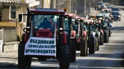 O coloană de tractoare conduse de fermieri bulgari în timpul protestelor organizate la nivelul UE împotriva admiterii în Uniune a produselor ucrainene, pe motiv că ar provoca o supraofertă pe piețele locale. (foto de arhivă)