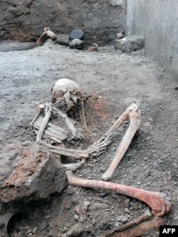 Jedan od pronađenih skeleta, Pompeji, 16. maj