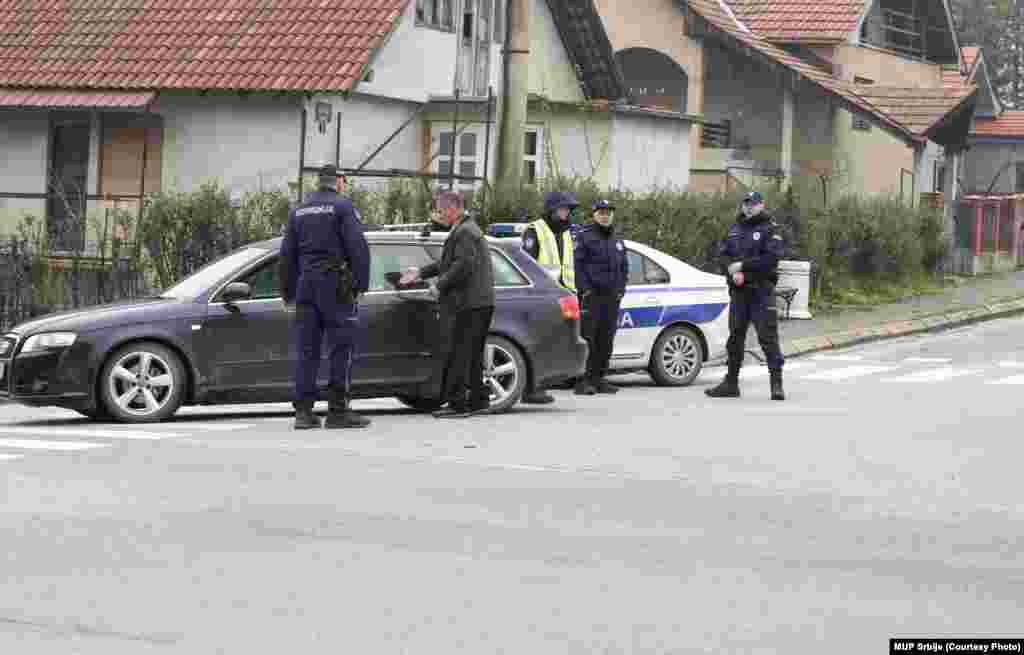 Blokiran je pistup prigradskom naselju Banjsko Polje kod Bora, gde je devočica nestala, a na prilazu tom mestu postavljeni su kontrolni punktovi na kojima policija pregleda vozila.