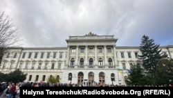 14 листопада у Львові кілька десятків студентів вийшли на протест біля головного корпусу університету «Львівська політехніка», вимагаючи звільнення Ірини Фаріон