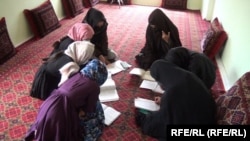 شماری از دانش آموزان دختر در ولایت غور که از رفتن به مکتب از سوی طالبان محروم شده اند به برنامه های آموزشی که از طریق رادیوی محلی سرحد راه اندازی شده، گوش می‌دهند.