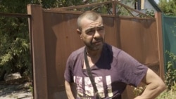 Un ucrainean înfruntă bombele pentru a hrăni câinii vagabonzi