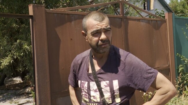 Un ucrainean înfruntă bombele pentru a hrăni câinii vagabonzi