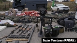 Disa prej armëve të sekuestruara nga Policia e Kosovës në pjesën veriore të Kosovës, pas sulmit në Banjskë. (Foto: REL)