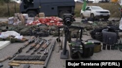 Oružje koje je konfiskovala policija Kosova, nakon napada u Banjskoj. Fotografija od 25. septembra 2023.