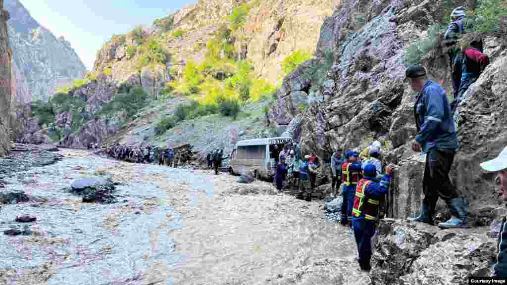 В ночь с 28 на 29 июня выяснилось, что более 1300 человек не смогли выбраться из зоны отдыха Абшыр-Сай близ водопада Абшыр-Ата, так как грязевым потоком размыло единственную дорогу.