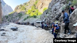 Из-за селевых потоков размыло дорогу, из-за чего более 1300 человек не смогли покинуть зону отдыха Абшыр-Сай. 29 июня 2024 г.