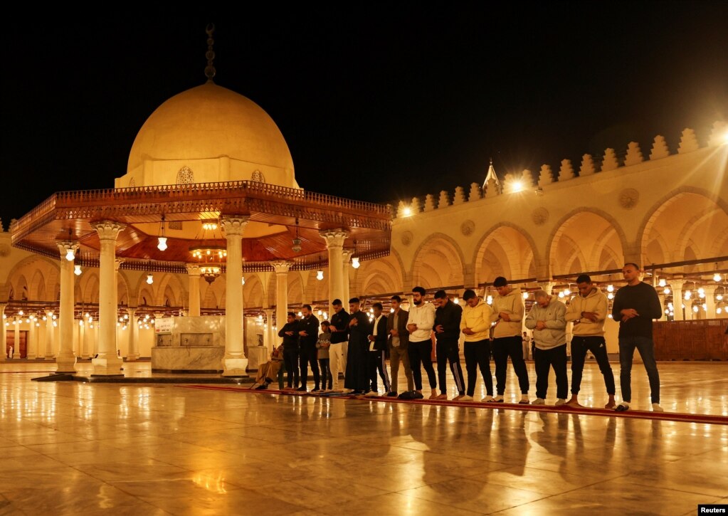 Besimtarët myslimanë marrin pjesë në lutjet e mbrëmjes të quajtura &quot;Tarawih&quot; gjatë natës së parë të muajit të Ramazanit, në xhaminë Amr Ibn El-Aas, xhamia e parë dhe më e vjetër e ndërtuar ndonjëherë në tokën e Egjiptit në Kajron e vjetër, Egjipt, 10 mars 2024.