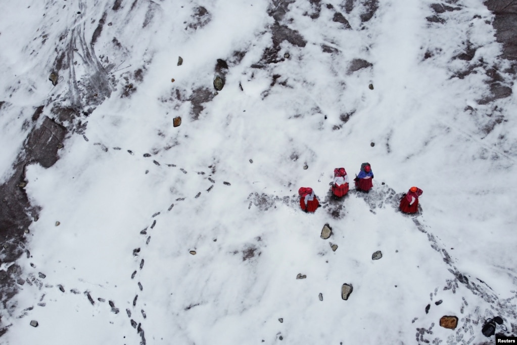 Gjurmët në borë të alpinisteve gjatë ngjitjes në majën e malit Huayna Potosi, në Bolivi.&nbsp;