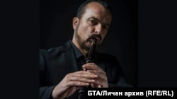 Владимир Величков е музикант, който свири на традиционния български инструмент кавал. 
