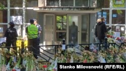 Policija ispred škole "Vladimir Ribnikar" u Beogradu, 22. maj 2023.
