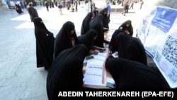 Ses berişlik resmileriň närazylara garşy basyşyny güýçlendirýän döwründe bolup geçýär.