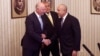 Premierul desemnat Rosen Jeliazkov îl salută pe președintele bulgar Rumen Radev. În centru: fostul premier Boiko Borisov.
