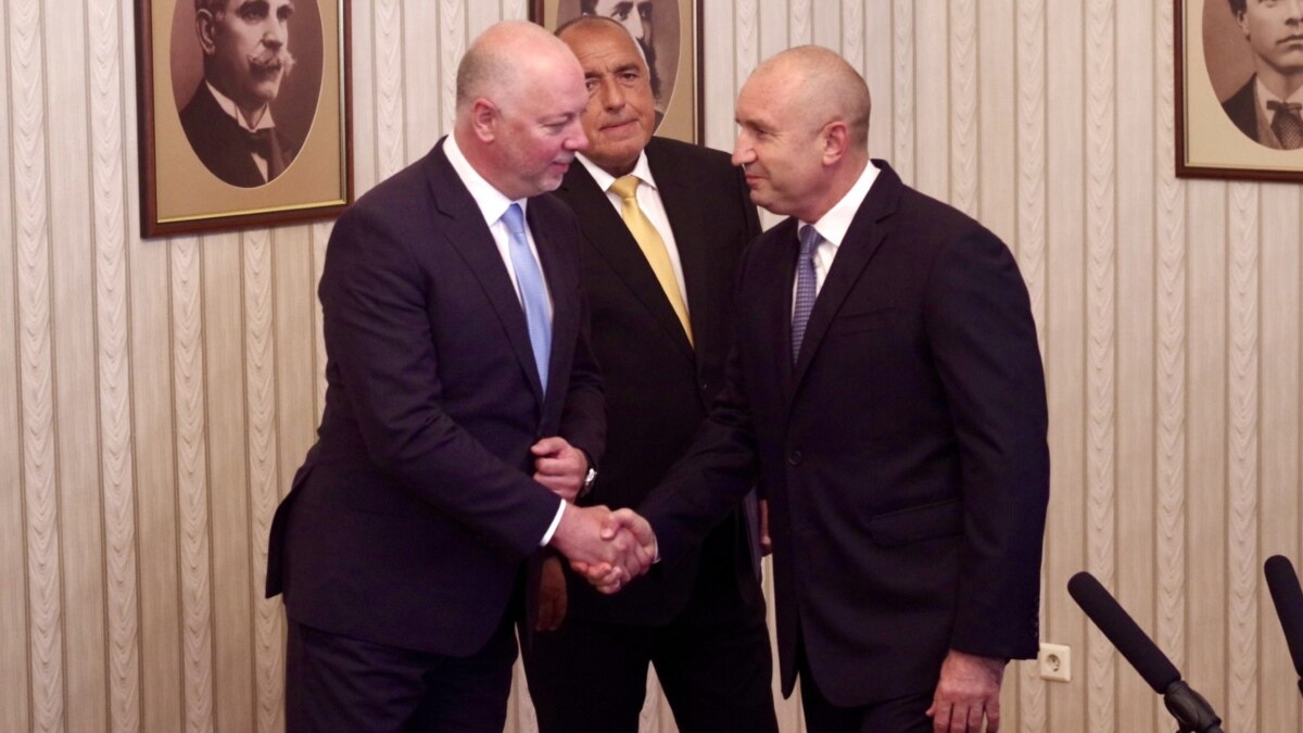 Президентът Румен Радев връчи в понеделник първия мандат за съставяне