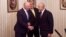 Premierul desemnat Rosen Jeliazkov îl salută pe președintele bulgar Rumen Radev. În centru: fostul premier Boiko Borisov.
