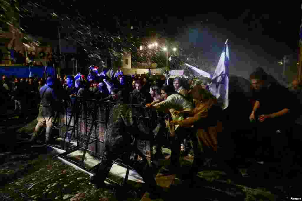 Në drejtim të protestuesve janë hedhur topa uji, Jerusalem, 26 mars 2023.