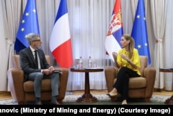 Ministrja e Energjisë e Serbisë, Dubravka Dedoviq Handanoviq (djathtas), bisedon rreth bashkëpunimit energjetik me Pierre Kosar, ambasadorin francez në Beograd, 5 prill 2024.