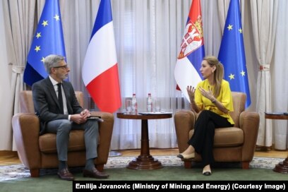 Ministrja e Energjisë e Serbisë, Dubravka Dedoviq Handanoviq (djathtas), bisedon rreth bashkëpunimit energjetik me Pierre Kosar, ambasadorin francez në Beograd, 5 prill 2024.