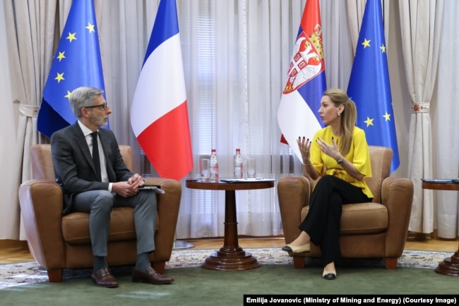 Ministrja e Energjisë e Serbisë, Dubravka Dedoviq Handanoviq (djathtas), bisedon rreth bashkëpunimit energjetik me Pierre Kosar, ambasadorin francez në Beograd, 5 prill 2024.