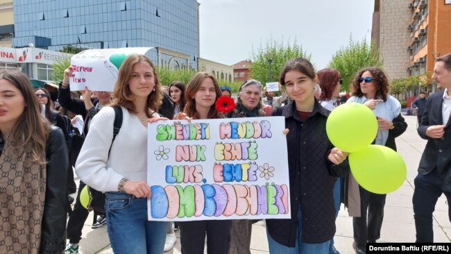 "Shëndeti mendor nuk është luks, është domosdoshmëri", shkruhet në një pankartë që mbajnë tri pjesëmarrëse të marshit.