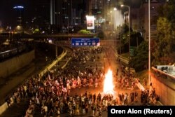 Снимка от дрон на протестиращи, които палят огън на главния път за достъп до Тел Авив, 1 септември 2024 г.