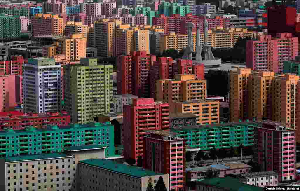 Ndërtesat e larta e shumëngjyrëshe shihen përreth një monumenti të vjetër në Phenian në Korenë e Veriut, 11 shtator 2018.