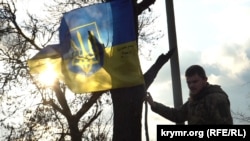 Александр «Альфа» устанавливает флаг на месте гибели собратьев из роты «Ялты»