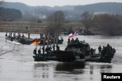 Lunile acestea are loc cel mai mare exercițiu militar NATO pe flancul de Est din ultimele trei decenii. Peste 90.000 de soldați din țările NATO vor lua parte la acest exercițiu. Soldații au exersat deja trecerea râului Vistula, în Polonia, pe 4 martie 2024.