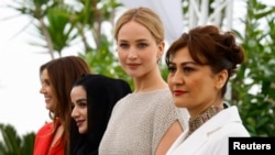  Режисьорката Сахра Мани (вдясно) и продуцентките Дженифър Лоурънс и Жустин Чиароки в Кан, 21 май 2023 година 