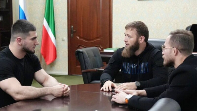 В Чечне отчитали блогеров-спортсменов Асхаба Тамаева и Арби Эмиева