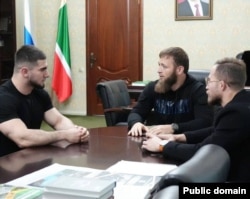 Блогер Асхаб Тамаев ("Чеченский Халк"), министр по делам спорта и молодежи Чечни Иса Ибрагимов, блогер Арби Эмиев (слева направо).
