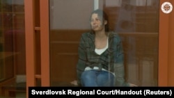 Xenia Karelina în boxa acuzaților, la Tribunalul Ekaterinburg.