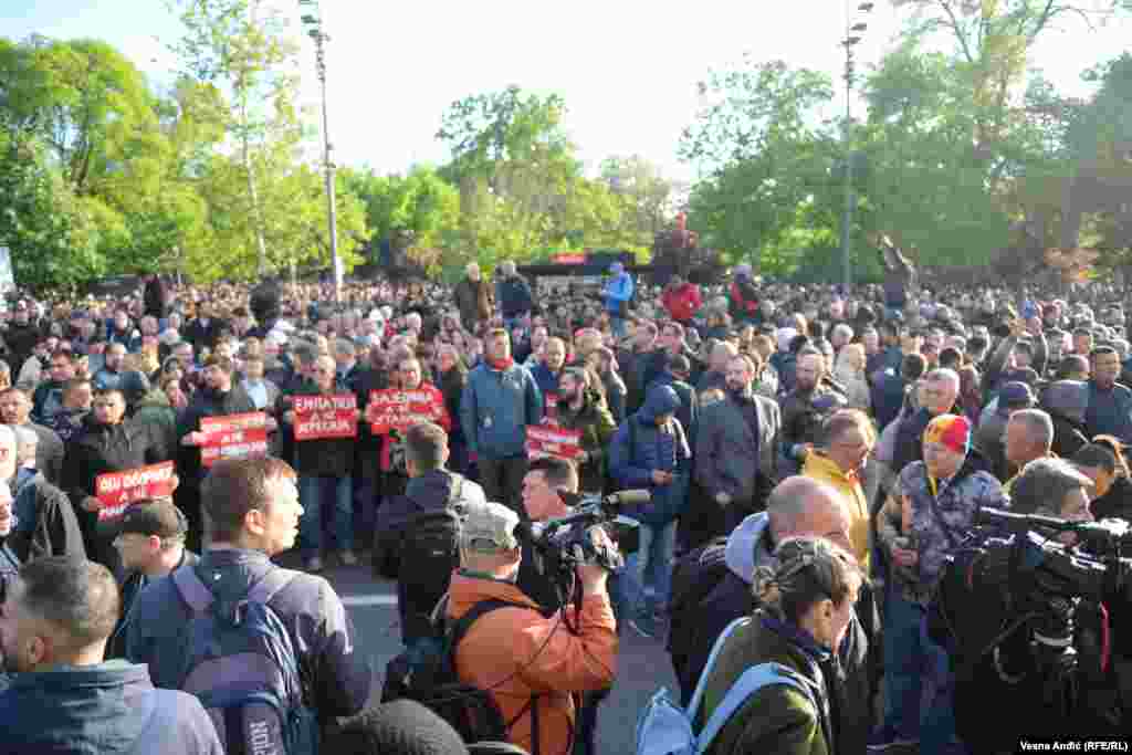 Ubrzo nakon okupljanja ispred Skupštine Srbije formirana je kolona
