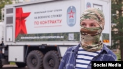 Женщина-доброволец агитирует других вступать в ВС РФ. Скриншот из видео