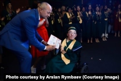 Арслан Рымбаев на церемонии вручения диплома