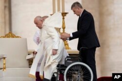 Papa sjeda u kolica nakon Uskršnje mise u Vatikanu, 31. mart 2024.