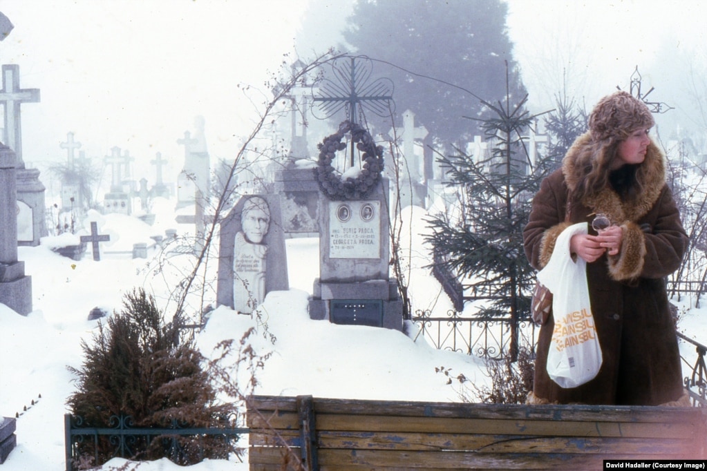 Një grua pranë një varreze në Iasi, janar 1988.