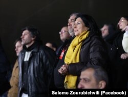 Președinta Georgiei, Salome Zurabișvili (cu eșarfă galbenă), acuză guvernul că nu a știut să folosească „momentul de unitate” națională prilejuit de calificarea „naționalei” de fotbal la Euro 2024, în urma unui meci la care s-a aflat în tribune.