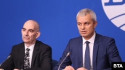 Лидерът на "Възраждане" Костадин Костадинов и водещият на БНР Петър Волгин (вляво)