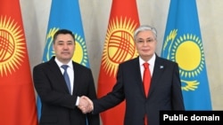 Президент Кыргызстана Садыр Жапаров (слева) и президент Казахстана Касым-Жомарт Токаев. Астана, 19 апреля 2024 года