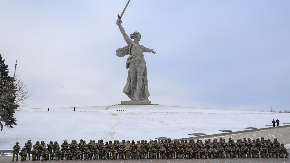 80 лет со сталинградской битвы. Сталинград. 80 Лет Сталинградской битвы Родина мать. Меняют вывески Сталинград. Мамаев Курган фото 2020 года.