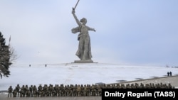 "Добровольцы" на Мамаевом Кургане перед отправкой на войну против Украины, иллюстративное фото