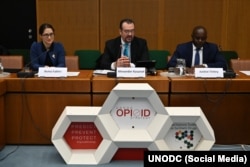 I dërguari amerikan për Ballkanin Perëndimor, Alexander Kasanof (në mes). Foto: UNODC, e siguruar prej rrjeteve sociale)