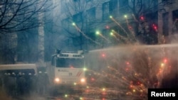 Brüsszelben gumiabroncsokat égettek a gazdák a rájuk nehezedő gazdasági nyomás miatt