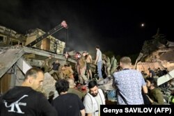 Рятувальники та волонтери розбирають завали в Краматорську, вечір 27 червня