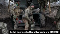 Українські військовослужбовці протиповітряної оборони керують зенітною гарматою поблизу міста Бахмут, Україна, 6 березня 2024 року